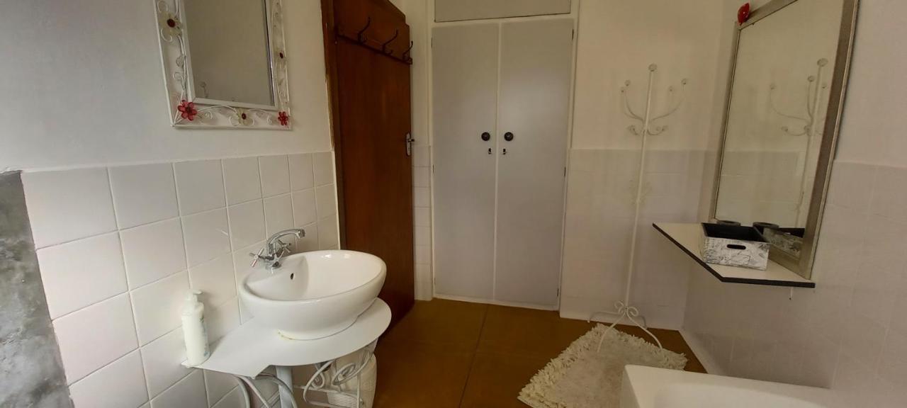 Mitat Guesthouse Бофорт Уест Екстериор снимка
